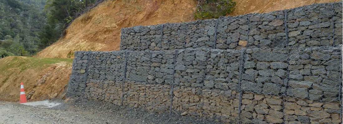 Hàng rào rọ đá được thi công làm tường chắn chống sạt lở mái dốc, bảo vệ công trình hạ tầng phía dưới